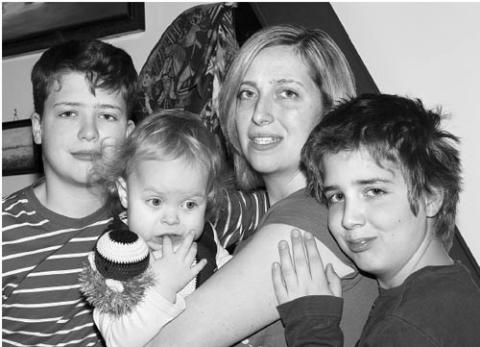  Záhonyi Barbara gyermekeivel, Benjamin Kevével, Bertalan Edével és Natasa Saroltával.